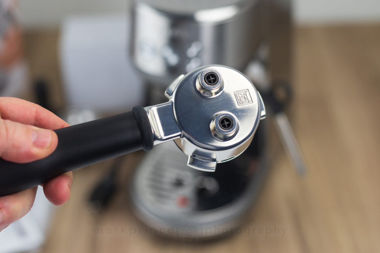 The built in spouts on the aluminum portafilter.