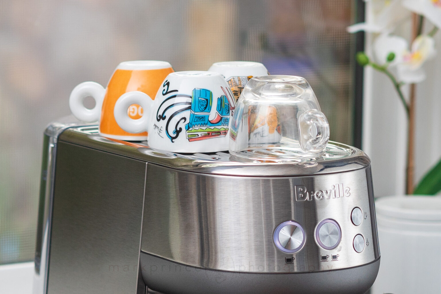 The cup tray can hold 4 espresso cups, but don't expect it to heat the cups up.