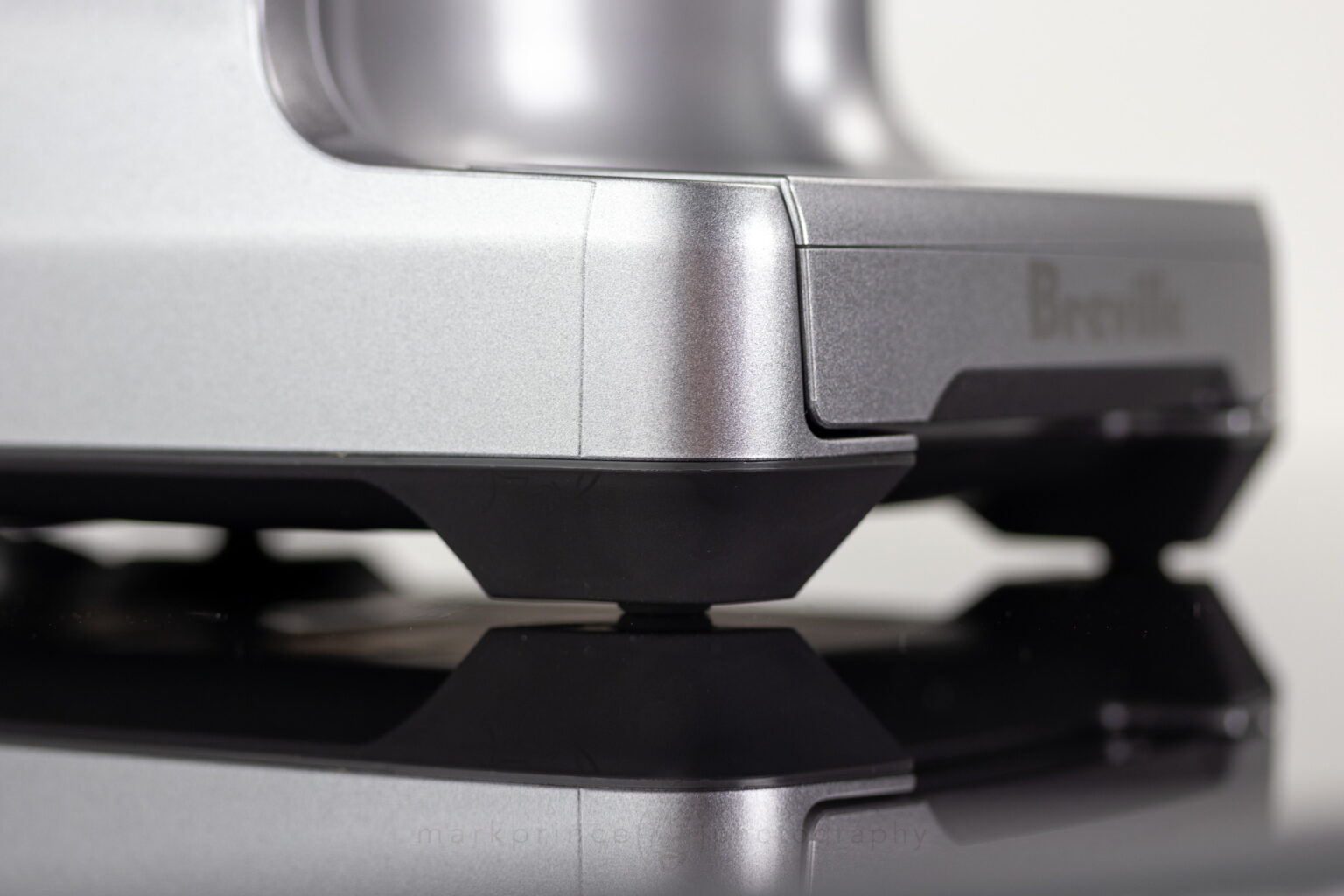 If you take a closer look, you see the grinder actually sits on small rubber feet. Regardless, they do the job!