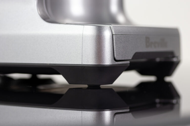 If you take a closer look, you see the grinder actually sits on small rubber feet. Regardless, they do the job!