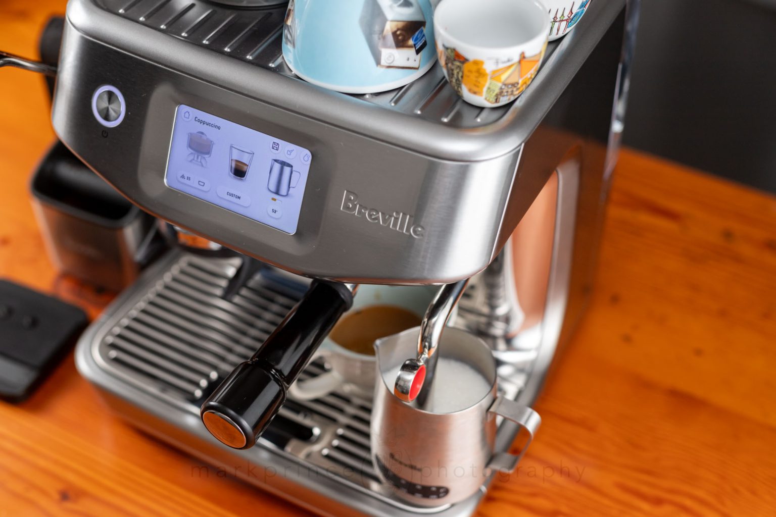 While auto frothing and steaming, the display gives a sort-of-live temperature display (it lags behind real time by about 2-4 seconds).