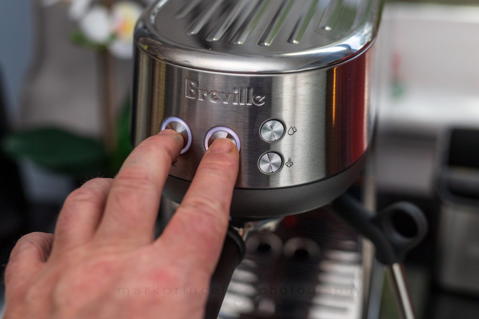 Press both the single and double shot buttons until they start blinking; the machine is now in programming mode for the shot volumes.